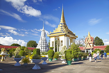 Tourists in grounds of Silver Pagoda in Royal Palace, Phnom Penh, Cambodia, Indochina, Southeast Asia, Asia 