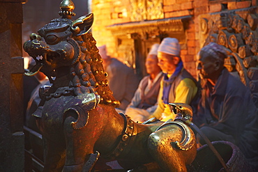 Night ceremony at Bhairab Nath Temple, Taumadhi Tole, Bhaktapur (UNESCO World Heritage Site), Kathmandu Valley, Nepal, Asia