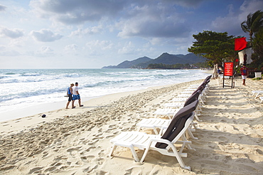 Couple walking along Chaweng Beach, Ko Samui, Thailand, Southeast Asia, Asia