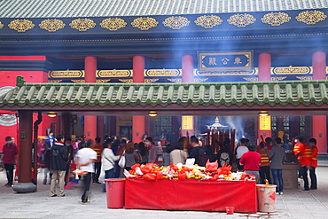 People praying at Che Kung Temple, Shatin, New Territories, Hong Kong, China, Asia