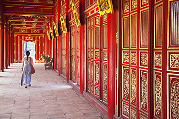 Woman at Imperial Palace in Citadel, UNESCO World Heritage Site, Hue, Thua Thien-Hue, Vietnam, Indochina, Southeast Asia, Asia