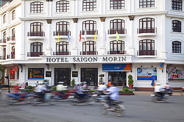 Traffic passing Hotel Saigon Morin, Hue, Thua Thien-Hue, Vietnam, Indochina, Southeast Asia, Asia