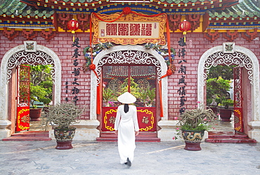 Woman wearing Ao Dai dress at Phouc Kien Assembly Hall, Hoi An, UNESCO World Heritage Site, Quang Nam, Vietnam, Indochina, Southeast Asia, Asia