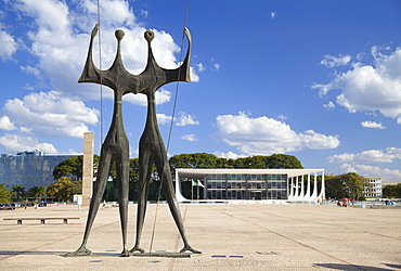 Dois Candangos (Two Labourers) sculpture, Supreme Federal Court,  Three Powers Square, UNESCO World Heritage Site, Brasilia, Federal District, Brazil, South America