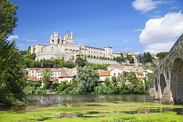 Saint Nazaire Cathedral and Pont Vieux (Old Bridge), Beziers, Herault, Languedoc-Roussillon, France, Europe