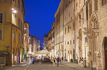 Outdoor restaurants on Corso Vannucci at dusk, Perugia, Umbria, Italy, Europe