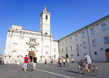 Duomo (Cathedral) in Piazza Arringo, Ascoli Piceno, Le Marche, Italy, Europe