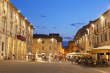 Piazza Arringo at dusk, Ascoli Piceno, Le Marche, Italy, Europe