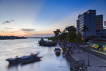 Boats on Ben Tre River at sunset, Ben Tre, Mekong Delta, Vietnam, Indochina, Southeast Asia, Asia