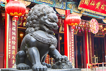 Lion statue at Wong Tai Sin Temple, Wong Tai Sin, Kowloon, Hong Kong, China, Asia