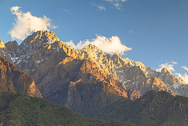 Tiger Leaping Gorge, UNESCO World Heritage Site, and Jade Dragon Snow Mountain (Yulong Xueshan), Yunnan, China, Asia