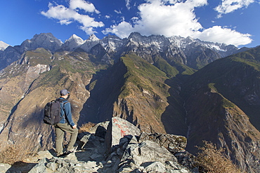 Man hiking in Tiger Leaping Gorge, UNESCO World Heritage Site, with Jade Dragon Snow Mountain (Yulong Xueshan), Yunnan, China, Asia