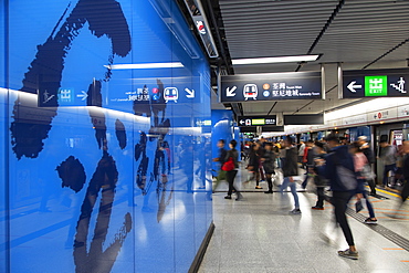 People on Admiralty MTR Station platform, Admiralty, Hong Kong Island, Hong Kong, China, Asia