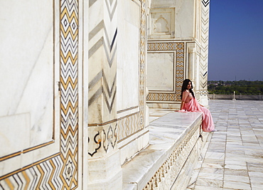 Woman in sari at Taj Mahal, UNESCO World Heritage Site, Agra, Uttar Pradesh, India, Asia