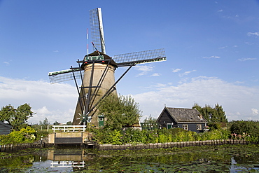 Windmill, built in the mid-18th century, Kinderdijk, UNESCO World Heritage Site, Netherlands, Europe