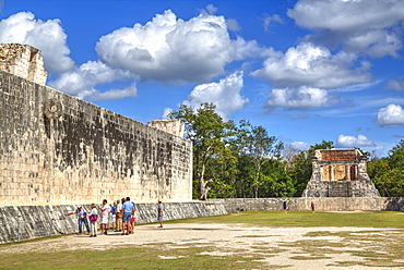 Tourists with guide, The Grand Ball Court (Gran Juego de Pelota), Chichen Itza, UNESCO World Heritage Site, Yucatan, Mexico, North America