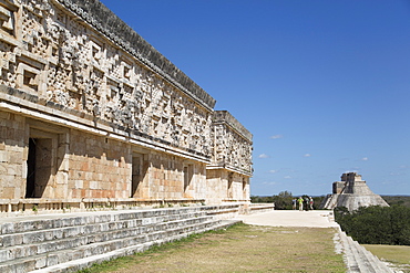 Palace of the Governor on left, with Pyramid of the Magician in the background, Uxmal, Mayan archaeological site, UNESCO World Heritage Site, Yucatan, Mexico, North America