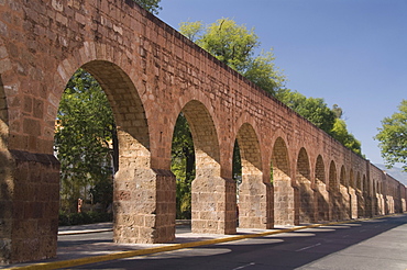 The Aqueduct, built between 1785 and 1788, parallell to Avenue Acueducto, Morelia, Michoacan, Mexico, North America