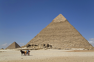 Horsecart and Pyramid of Chephren, The Giza Pyramids, UNESCO World Heritage Site, Giza, Egypt, North Africa, Africa