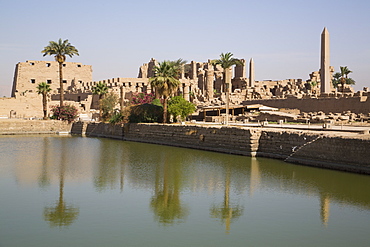 Sacred Lake (foreground), Karnak Temple, Luxor, Thebes, UNESCO World Heritage Site, Egypt, North Africa, Africa