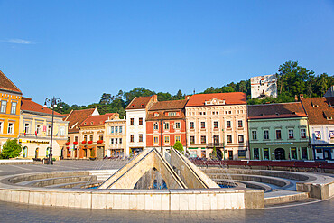 Fountain, Piata Sfatului (Council Square), Brasov, Transylvania Region, Romania, Europe