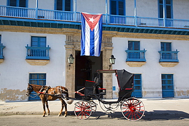 Horse Carriage, Palacio de la Artesania (Palace of the Artisans), Old Town, UNESCO World Heritage Site, Havana, Cuba, West Indies, Caribbean, Central America