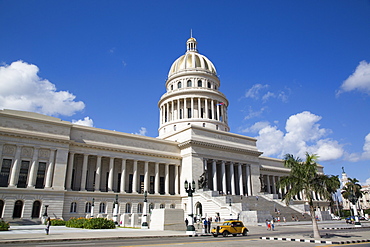 Capitol Building with Classic Old Car, Old Town, UNESCO World Heritage Site, Havana, Cuba, West Indies, Caribbean, Central America