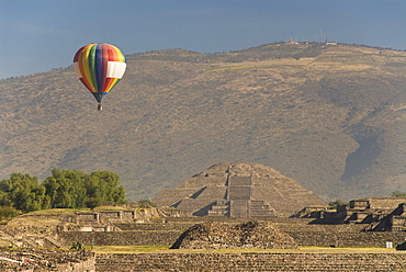 Hot air balloon with Pyramid of the Moon in the background, Archaeological Zone of Teotihuacan, UNESCO World Heritage Site, Mexico, North America