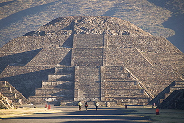 The Avenue of the Dead leading to the Pyramid of the Moon, Archaeological Zone of Teotihuacan, UNESCO World Heritage Site, Mexico, North America