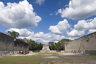 Guide lecturing to tourists in the Great Ball Court (Gran Juego de Pelota), Chichen Itza, UNESCO World Heritage Site, Yucatan, Mexico, North America