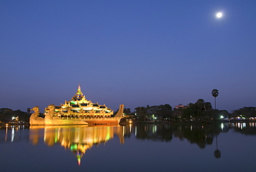 Karaweik Barge in the late evening, Kandawgyi Lake, Yangon (Rangoon), Myanmar (Burma), Asia