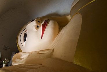 Reclining Buddha, Manuha Paya, Bagan (Pagan), Myanmar (Burma), Asia