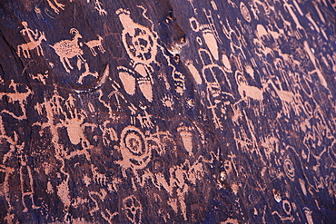 Ancient American Indian petroglyphs at Newspaper Rock, Indian Creek, Canyonlands National Park, Utah, United States of America, North America