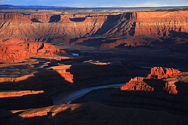 The Colorado River makes a huge S-bend under Deadhorse Point, a famous viewpoint across Canyonlands National Park, near Moab, Utah, United States of America, North America