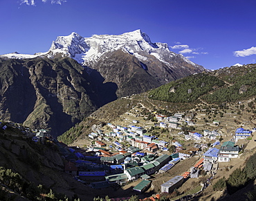 The town of Namche Bazaar with the  Kongde Ri (Kwangde Ri) mountain range in the background, Himalayas, Nepal, Asia