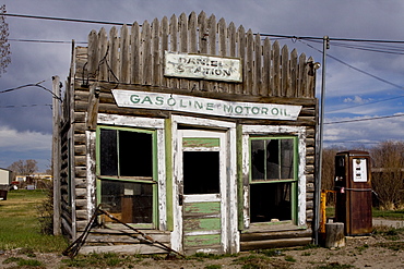 Ruins of gas station, Pinedale, Wyoming, United States of America, North America