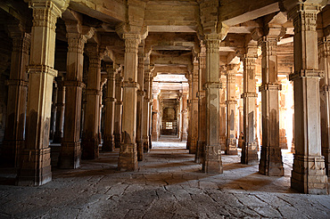 Stone collonnaded hall inside the Jama Masjid (mosque) built by Sultan Mahmud Begada in Champaner Pavagadh Archaeological Park, the UNESCO listed remains of a 16th century Hindu city