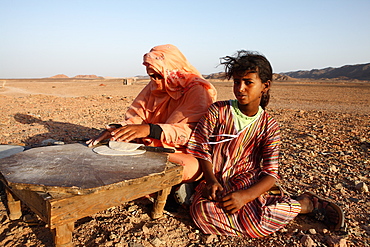 Local Bedouins prepare traditional Arab bread, Marsa Alam desert, Egypt, North Africa, Africa