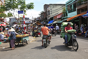 Street Scene, Cholon, Chinatown, Ho Chi Minh City (Saigon), Vietnam, Indochina, Southeast Asia, Asia