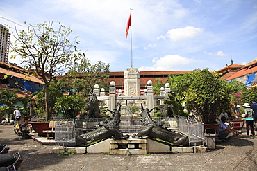 Courtyard, Binh Tay Market, Cholon, Chinatown, Ho Chi Minh City (Saigon), Vietnam, Indochina, Southeast Asia, Asia