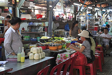 Food stalls, Binh Tay Market, Cholon, Chinatown, Ho Chi Minh City (Saigon), Vietnam, Indochina, Southeast Asia, Asia