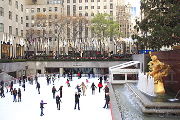 Ice skating rink, Rockefeller Center, Manhattan, New York City, United States of America, North America