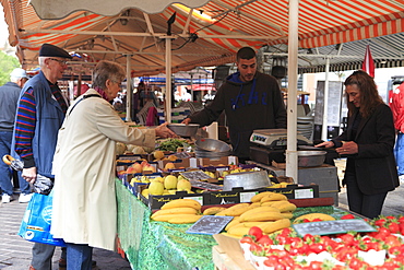 Market, Cours Saleya, Old Town, Nice, Alpes Maritimes, Provence, Cote d'Azur, French Riviera, France, Europe