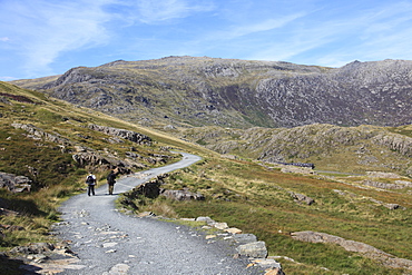 Hikers, Miners Track, one of the paths to summit of Mount Snowdon, Snowdonia National Park, North Wales, Wales, United Kingdom, Europe