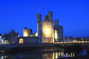 Caernarfon Castle at night, UNESCO World Heritage Site, Caernarfon, Gwynedd, North Wales, Wales, United Kingdom, Europe