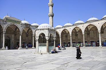 Courtyard, Blue Mosque (Sultan Ahmed Mosque) (Sultan Ahmet Mosque) (Sultanahmet Camii), UNESCO World Heritage Site, Istanbul, Turkey, Europe