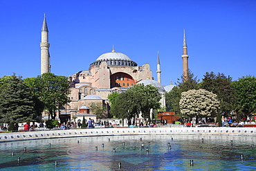 Hagia Sophia (Aya Sofya), UNESCO World Heritage Site, Sultanahmet Square Park, Istanbul, Turkey, Europe