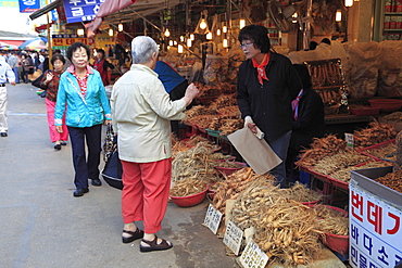 Gyeongdong Market, largest Asian medicine market in Korea, Seoul, South Korea, Asia