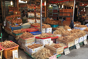 Ginseng, Gyeongdong Market, largest Asian medicine market in Korea, Seoul, South Korea, Asia