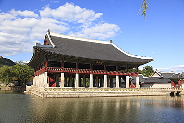 Gyeonghoeru pavilion, Gyeongbokgung Palace (Palace of Shining Happiness), Seoul, South Korea, Asia